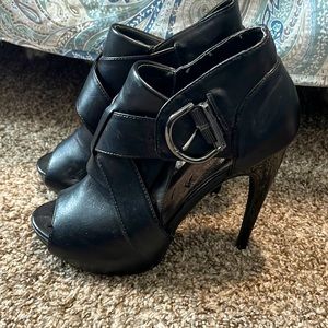 Black open toe heeled shoes